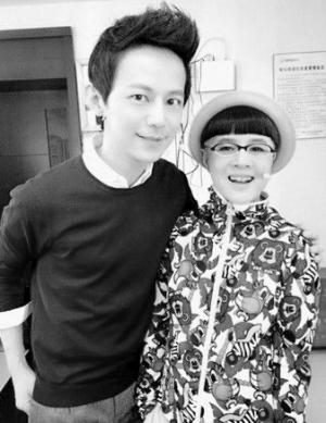 何炅晒与刘纯燕合照毛毛虫金龟子17年后重聚图