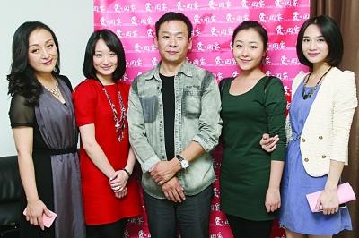 左起:许雅雯,霍泥芳,陈双印,苏莎,严影.