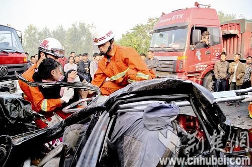 京港澳高速车祸致2死6伤小女孩钢铁废墟中喊救命