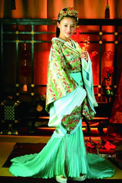 《王的女人》袁姗姗剧照由于正担当制片人的古装大剧《王的女人》即将