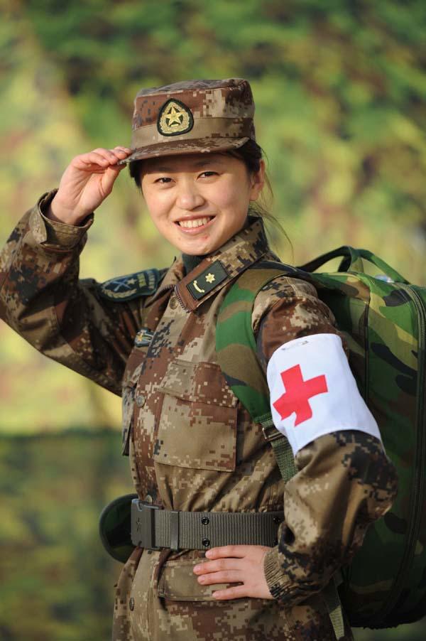 沈阳军区靓丽女军医演习躲避火力救伤员组图