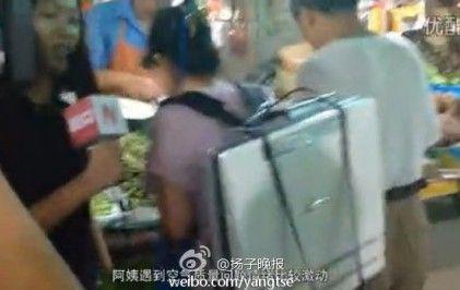 大妈背净化器买菜