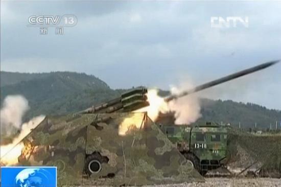 新型300毫米多管火箭炮进行实弹射击打击极限距离目标。图片来源:央视视频截图