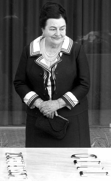 2003年5月4日,塞黑首都贝尔格莱德,约婉卡在出席纪念活动后站在铁托墓旁。 图/东方IC