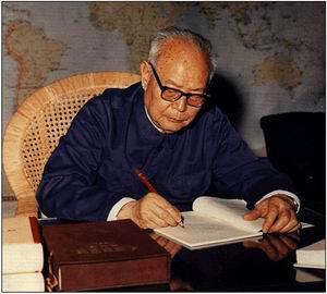 1975��5�£�Ҷ��Ӣ�ڱ���ס�ء�