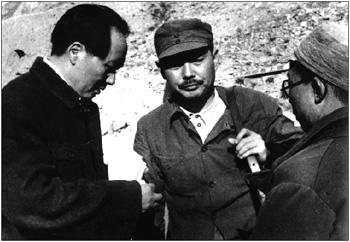 1945�꣬Ҷ��Ӣ���Ӱ�ͬë�󶫡�½��һ��̸��