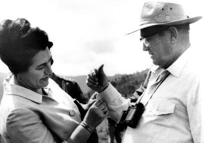 1977年10月25日,前南斯拉夫领导人铁托(右)与他的第三任妻子约婉卡(左)在一起。 图/CFP