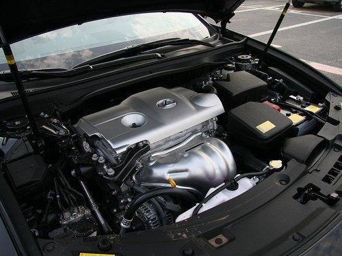 雷克萨斯 2.5 自动 发动机主体特写