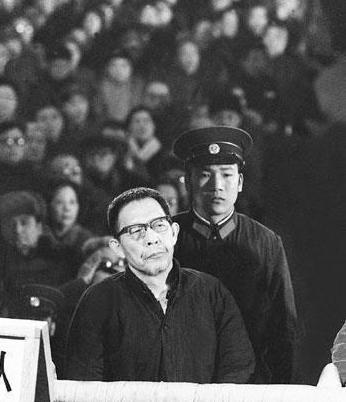 张春桥"强烈要求"党章里写林彪是"接班人"(图)-中新网