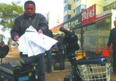 昨日,刘洪胜向记者展示跑了一个多月收集的6份死亡证明。这些长辈的死亡证明,仍无法帮助他们把误存在未激活卡里的9000元钱取出来。北国网、辽沈晚报首席记者 赵永平 摄