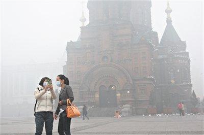 10月22日,哈尔滨市依旧雾霾围城。图/CFP