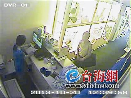 老汉让女店员帮挑内衣在内衣店自慰被拍下图