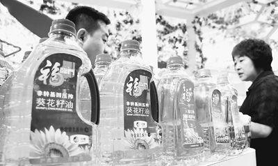 ���ڶ�ת����ʳƷ�ĵ����úܶ��̼ҿ������̻���ͼΪ�������������ĳչ����չ���ķ�ת����������͡�