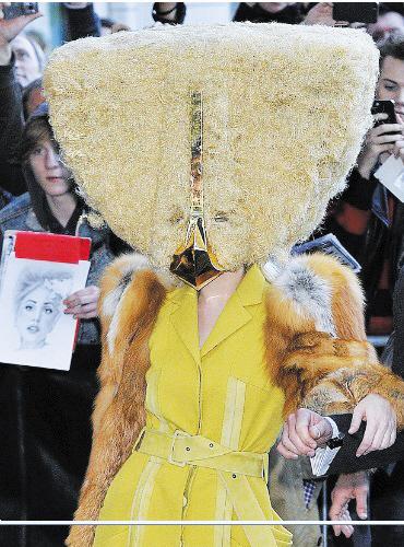 ladygaga又出逆天造型手提包式头套蒙面图