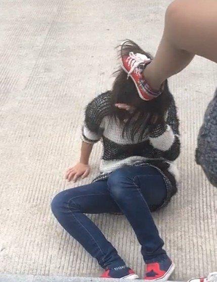 湖南一高中女生被多名女孩扒衣殴打警方介入图