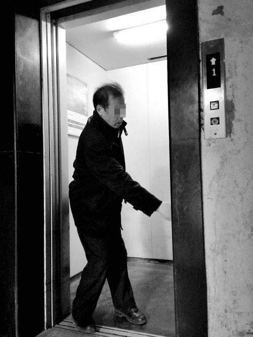 居民楼两部电梯全停80多岁老两口被困18楼
