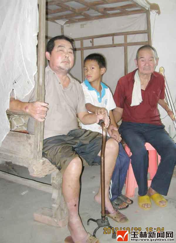 玉林九岁男孩 挑起照顾两个残疾老人的重担(图)