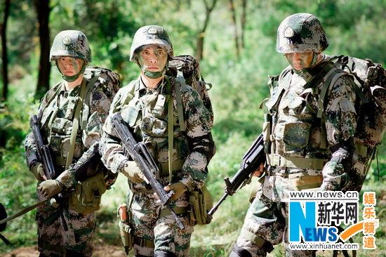 神犬奇兵上演惊险丛林野战与霸气军犬图