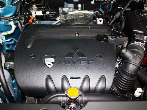 广汽三菱 2.0 CVT 发动机主体特写