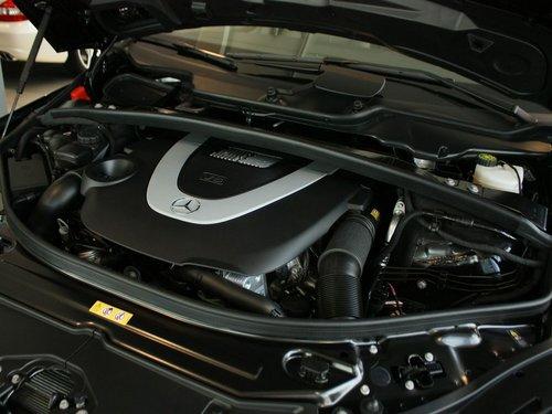 奔驰(进口) R500 5.5L 发动机主体特写