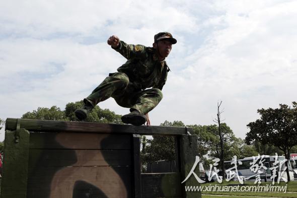 直击武警惊险训练穿越火障摩托特技组图