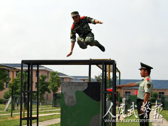 直击武警惊险训练穿越火障摩托特技组图