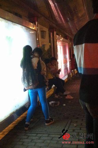 小学生公交站台跪地求爱 网友笑称情何以堪