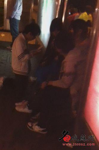 小学生公交站台跪地求爱 网友笑称情何以堪