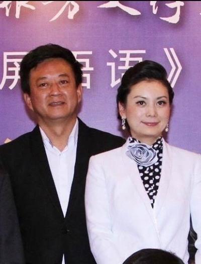 朱军与夫人谭梅日前,由北大出版社出版的《朱军荧屏悟语》在北京大学