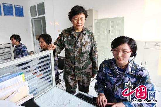 董尤心深入值班部位,了解官兵们值班情况