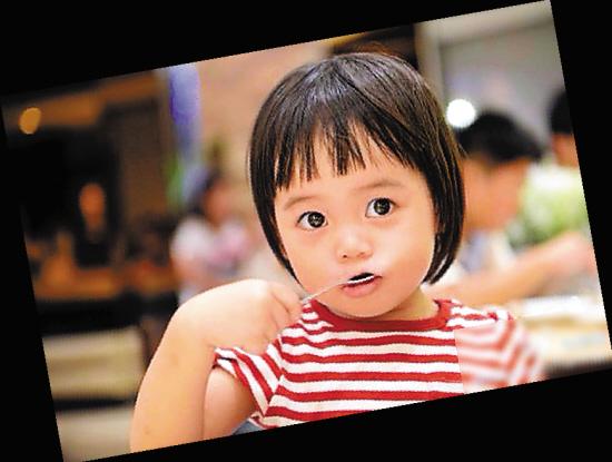 昨日,韩寒在微博首次曝光了5张女儿小野的正面照,小宝贝眼睛极大,十分