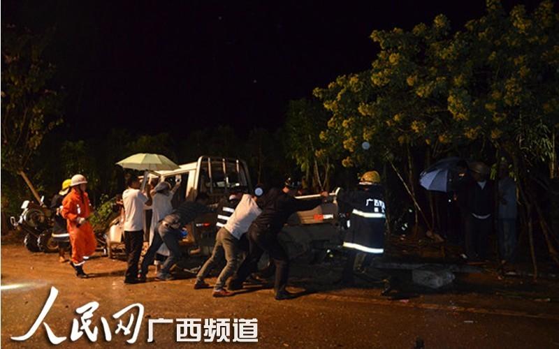 组图:受台风“海燕”影响 广西崇左发生车祸2人死亡