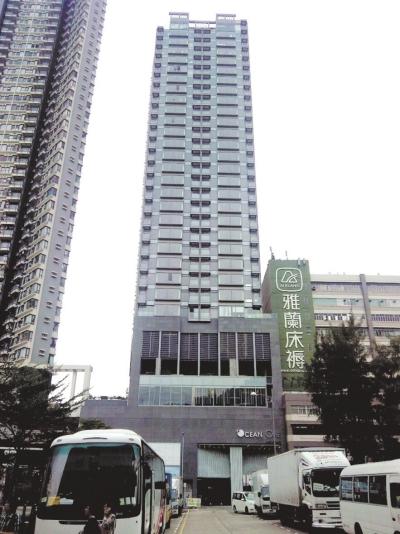 王林豪宅位于九龙油塘,毗邻景区,远眺维港,是香港豪宅。据《南方都市报》