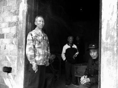 十余年中,为黄志强等4人奔走申诉的都是他们年迈的父母,如今各家都生活困窘。 京华时报记者雷军摄