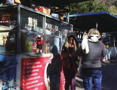 北京景区煎饼售价中外有别:国人15元 老外65元