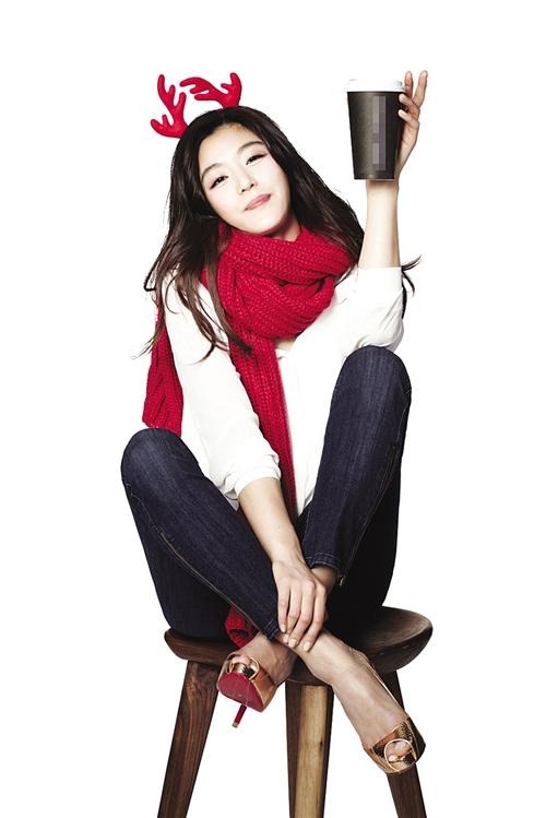 着纯白衬衫与牛仔裤,配上红色围脖和驯鹿发带,拿着咖啡显得温暖又可爱