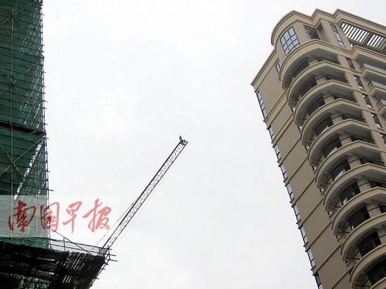 男子脱光衣服爬塔吊讨薪 腿软获工钱回头不敢迈步