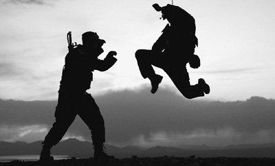 特种兵训练探秘:用拳开砖仅为最低要求(图)