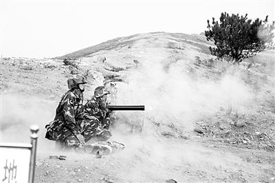 武警8693部队在山地组织实兵对抗演练图