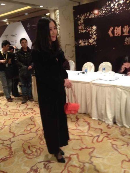田朴珺戴鸽子蛋钻戒疑已婚