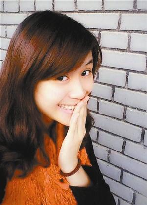 央视新生代记者成名有道美貌打扮出奇