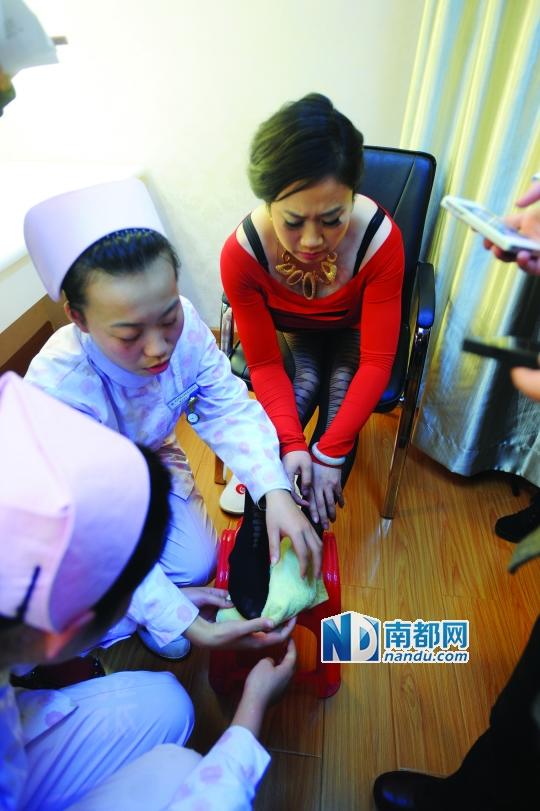 "芙蓉姐姐"穿着火辣秀热舞 摔倒扭脚进医院(图)