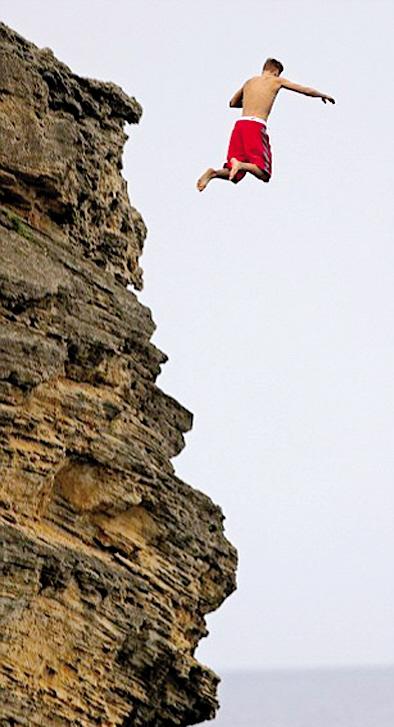 贾斯汀比伯穿裸上身穿红色短裤跳崖图