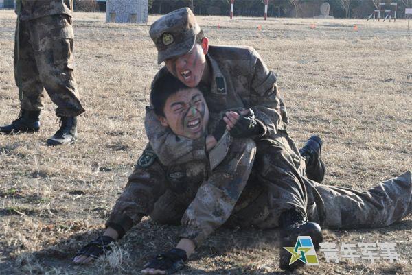 沈阳军区特战精兵演练锁喉格斗扛圆木冲锋图