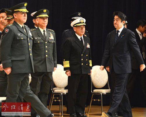 资料图片:1月20日,在日本东京防卫省,日本首相安倍晋三(右一)出席仪式。安倍在仪式上称,近几年“日本周边的安全保障环境更加严峻”,为此将修改《防卫计划大纲》和《中期防卫力量整备计划》,进一步加强日美同盟。新华社记者马平摄