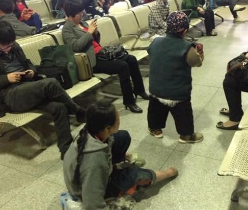 乞丐买短途票进候车室乞讨 火车站称联系警方处理-中新网