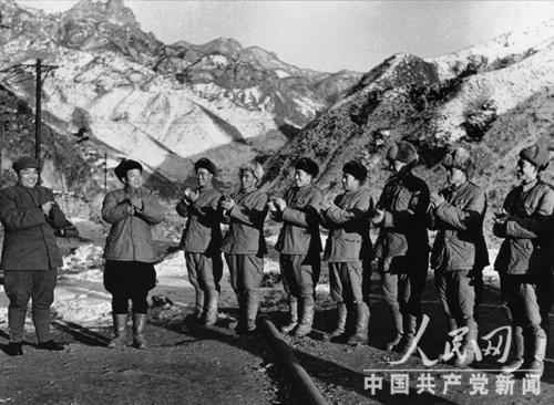 1951��3�����й�����־Ը��������ɳ�������������������㱨�ڳ���ս������������Ծ��������ͬʱ�ι۽��չ���ͼΪ־Ը����������ų���֮ǰ�����»�˾��ԱΪ�������С�