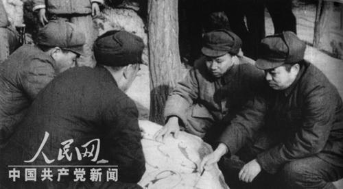 1948年2月24日至3月3日,彭德怀指挥西北野战军由内线作战转入外线作战,发起了宜川、瓦子街战役。图为:彭德怀、甘泗淇、赵寿山、张宗逊在一起研究作战方案。