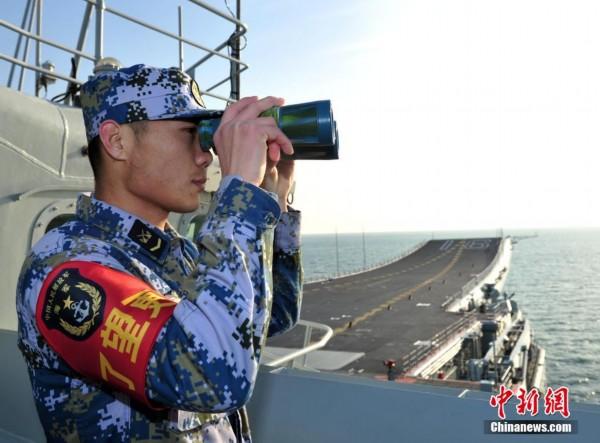 11月29日,中国首艘航空母舰辽宁舰顺利完成跨海区试验训练,当日上午首次靠泊三亚某军港。