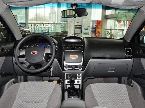 新款帝豪ec7内饰采用上黑下潜的配色搭配,米色为主的内饰十分适合家庭